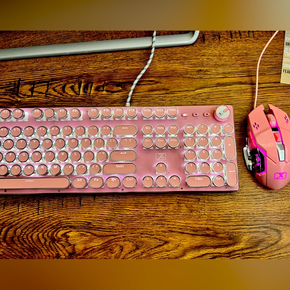 Retro typewriter style keyboard with mouse- Lights up with different patterns - Picture 1 of 6